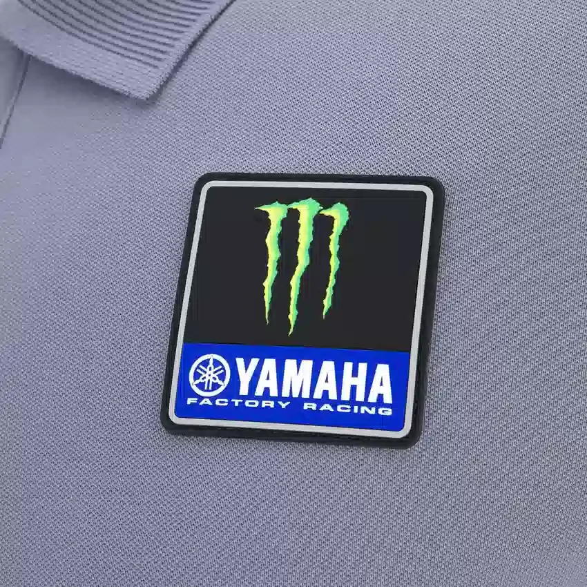 Monster Energy Yamaha MotoGP 2026 Travel Replica overhemd – Kleinere maten Monster Energy Yamaha MotoGP 2026 Travel Replica overhemd – Kleinere maten
