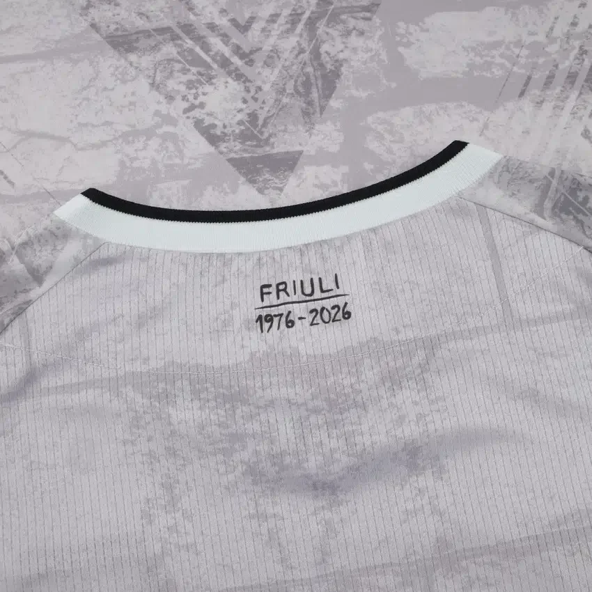 Udinese Calcio 2025/26 50-jarig jubileum aardbeving herdenkingssportshirt Udinese Calcio 2025/26 50-jarig jubileum aardbeving herdenkingssportshirt